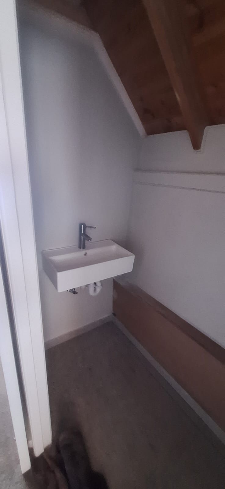 Small wall-mounted basin and tap installation