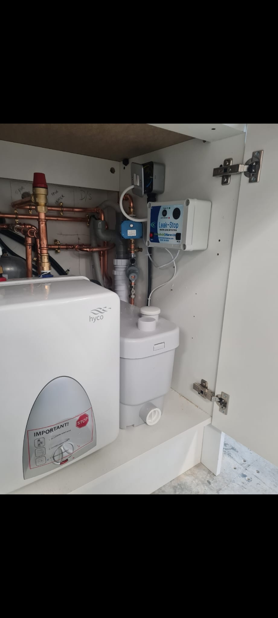 Leak detection and shut-off unit fitted inside a plumbing cabinet